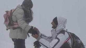 Ağrı Dağı zirvesinde Ermeni gençlerden evlilik teklifi
