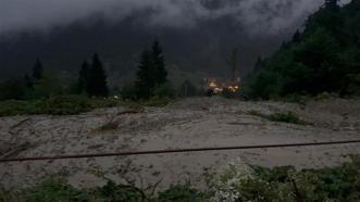 Trabzon’da aşırı yağış dereyi taşırdı, yol ulaşıma kapandı