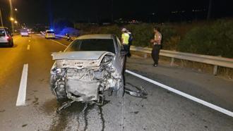Bursa'da otomobil bariyerlere çarptı: 1 yaralı