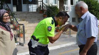 Türkiye'nin yüzünü güldüren trafik polisi konuştu: O sıcakta gönlüm el vermedi