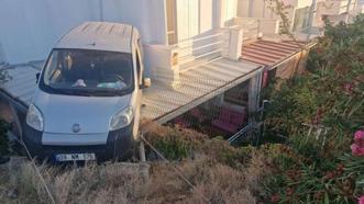 Kontrolden çıkan otomobil yazlık evin verandasına düştü