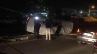 Refüje çarpıp yan yatan otomobilde emniyet kemeri hayat kurtardı