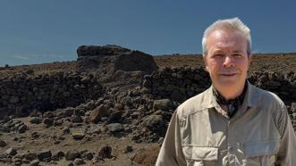 Yıllardır fark etmeden yanından geçtiler! Profesör inanamadı, kayanın içindeki sır ifşa oldu
