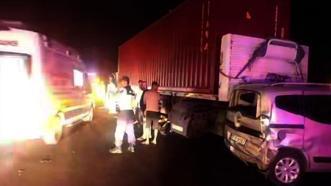 TIR, kamyonet, çekici ve iki otomobilin karıştığı zincirleme kazada 4 kişi yaralandı