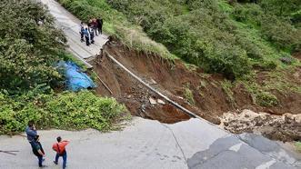 Trabzon'da heyelan dehşeti: Toprak kaymasıyla çöken yola otomobil devrildi!
