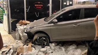Kontrolden çıkan iki otomobil peş peşe mağazaya girdi