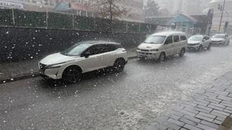 Sağanak ve dolu Tatvan’da etkili oldu