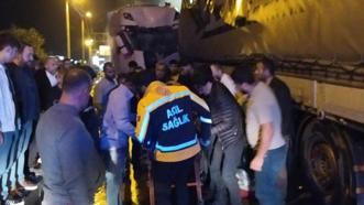 İki tır kafa kafaya çarpıştı 2 kişi yaralandı