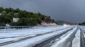 Sağanak sonrası gökkuşağı çıktı yollar doluyla beyaza büründü