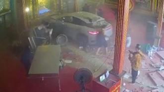 Tayland’da tapınağa dalan araç 3 kişiyi yaraladı