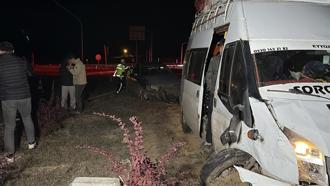 Sivas'ta otomobil ile minibüs çarpıştı: 2 yaralı