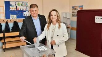 Cemil Tugay’ın Eşi Öznur Tugay Kimdir? İşte Öznur Tugay'ın Hayatı ve Biyografisi İzmir Büyükşehir Belediye Başkanı Cemil Tugay’ın Eşi Öznur Tugay Kimdir?