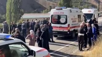 İki araç kafa kafaya çarpıştı 2 yaşındaki çocuk hayatını kaybetti