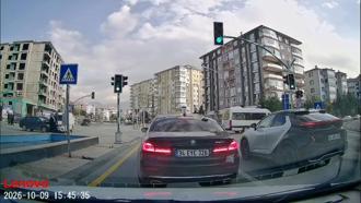 Kamyonetle otomobil çarpıştı; 2 yaya savrulan araçlardan son anda kurtuldu