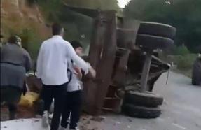 Düzce'de traktör römorku devrildi: 11 yaralı