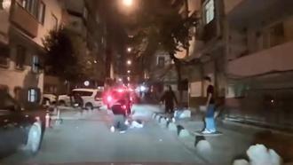 Esenler'de 2 kız arkadaş arasında kavga; saçından tutup yerde sürükledi