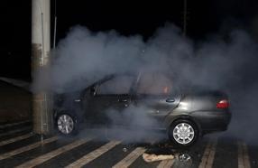 Çarpışan otomobillerden biri alev aldı: 2 yaralı