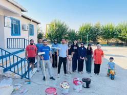 Silopi’de öğretmenler, görev yaptıkları okulu boyadı