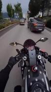 Şerit değiştiren araçtan motosikletiyle kaçarken başka otomobile çarptı