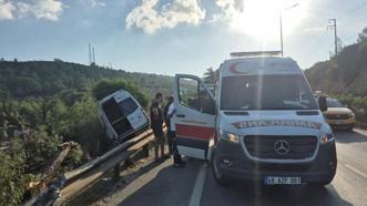 Makas atan oromobil minibüsü şarampole uçurdu