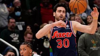 Furkan Korkmaz 8 sayı, 4 ribaund 
