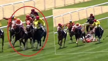 Ankaradaki at yarışında kaza Atlar çarpıştı, 2 jokey düştü