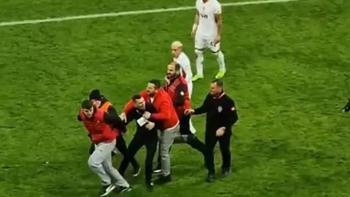 Galatasaray maçında sahaya giren taraftarı darp eden tribün lideriyle ilgili karar verildi