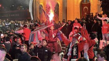 Bolu’da play-off galibiyeti coşkuyla kutlandı! Kent meydanı şenlik alanına döndü