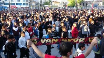 Vanspor'dan büyük avantaj! Binlerce taraftar galibiyeti kutladı