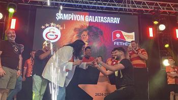 Fethiye'de şampiyonluk kutlamasında sürpriz evlilik teklifi
