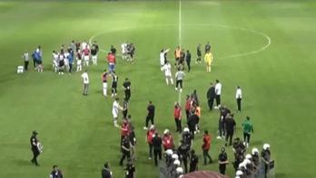 Elazığspor - Vanspor FK maçında hakem yaralandı! Karşılaşma tatil edildi