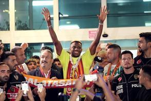 Türk futbol tarihinin en büyük transferi İstanbul'da! Taraftardan Osimhen'e coşkulu karşılama