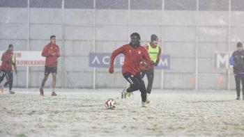 Sivasspor kar yağışı altında zorlu maçın hazırlıklarına başladı