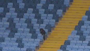 Tribünde tek başına bir çocuk: Futbol dünyası onu konuşuyor