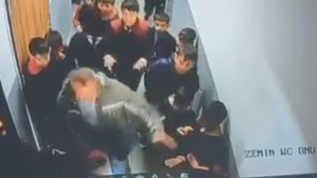 Van'da bir veli okulu basıp öğrenciyi darbetti! Dehşete düşüren şiddet görüntüleri kamerada