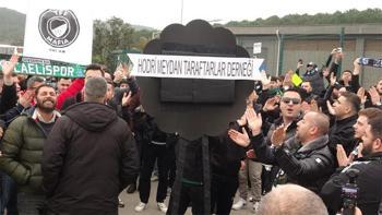 Riva'da Hareketli Dakikalar... Kocaelispor taraftarları, TFF önüne siyah çelenk bıraktı