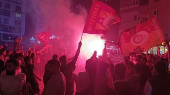 Galatasaraylı taraftarlar Fenerbahçenin maket tabutuyla şampiyonluk kutladı