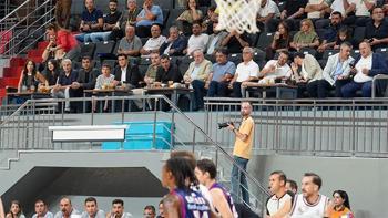Soyunma odasında bayram havası: Gaziantep Basketbol iki uzatmalı düellodan zaferle çıktı!