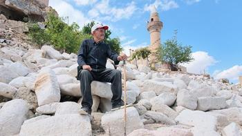 Yıllar önce sular altında kalan köyü herkes birer birer terk etti o ise 23 yıldır yerinden ayrılmadı! Kalmak için tek bir sebebi vardı