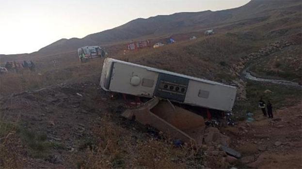 Erzurum'da otobüs şarampole yuvarlandı! Ölü ve yaralılar var
