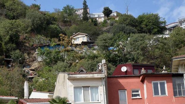 Beşiktaş'ta yerinden kopan kaya parçaları istinat duvarını yıktı evlere zarar verdi