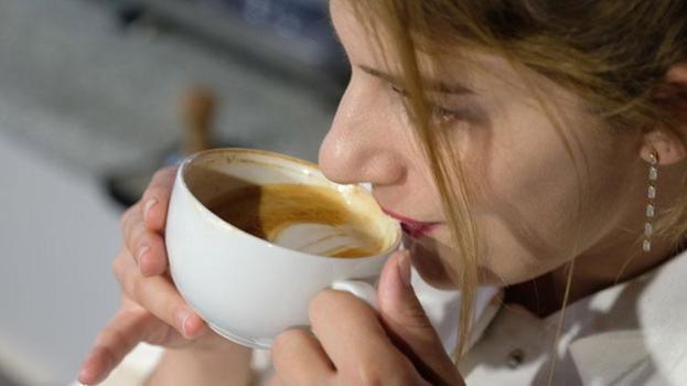Kahve dükkanlarındaki rezalet ortaya çıktı! Filtre kahveyi, bone ve kadın çorabıyla demliyorlar