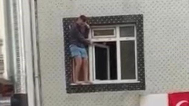 Pencereye çıkıp 'gasbediliyorum' diyerek yardım istedi