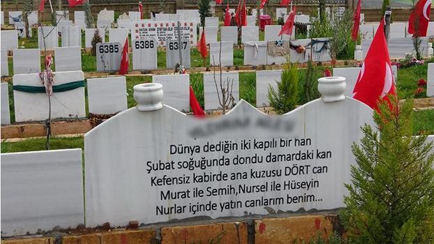 Depremde ölenlerin mezar taşları görenleri duygulandırıyor