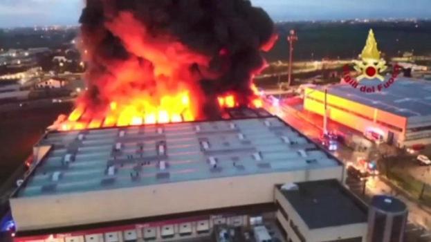 Milano'da nakliye şirketi binasında dev yangın çıktı