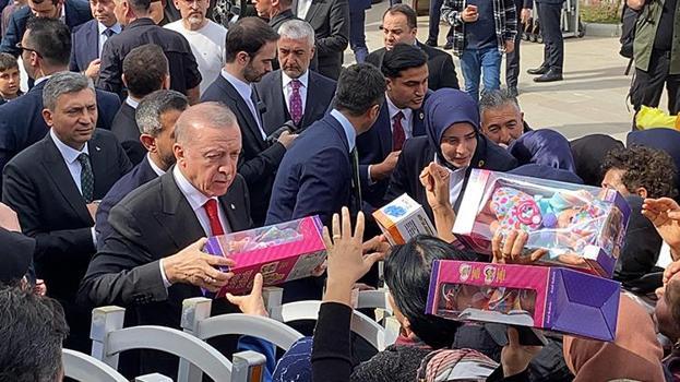 Cumhurbaşkanı Erdoğan, çocuklara oyuncak dağıttı