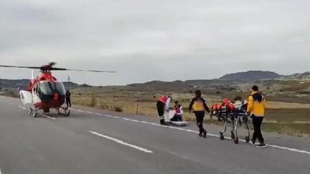 Sivas'ta ambulans helikopter yola inip, kazada yaralananları aldı
