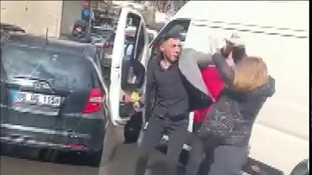 Kadıköy'de trafikte dehşet! Tartıştığı kadına böyle saldırdı