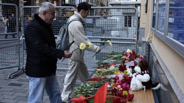İstanbul'da Moskova'daki saldırıda ölenler anısına konsolosluk önüne çiçek bırakıldı