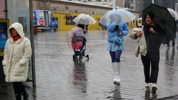Taksim’de etkili olan sağanak yağış vatandaşlara zor anlar yaşattı! Binaların altlarına sığındılar